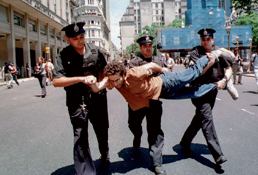Detenciones de manifestantes. 20 diciembre 2001, Plaza de Mayo, Ciudad de Buenos Aires.