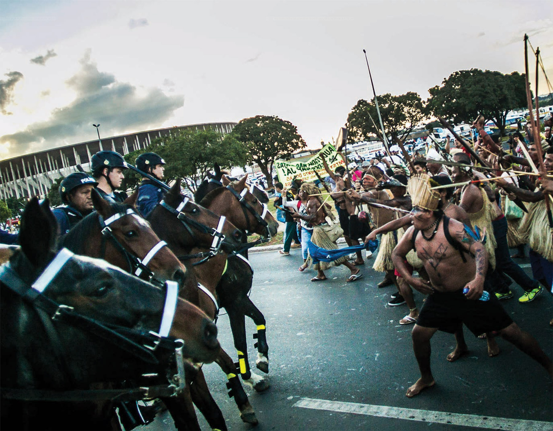 Líderes indígenas enfrentan la represión de la policía. Brasilia, Brasil. 2014.