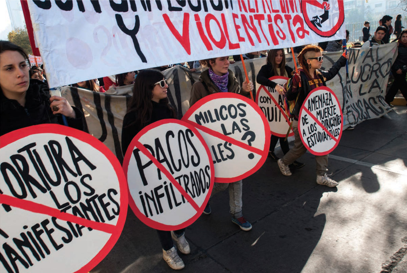 Marcha estudiantil exigiendo educación gratuita y de calidad. Santiago de Chile, Chile. 2011.