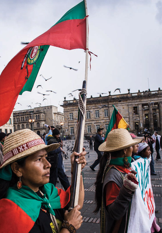 60 000 indígenas de la etnia Nasa marcharon hasta Bogotá para reclamar el derecho de propiedad de las comunidades sobre sus territorios ancestrales