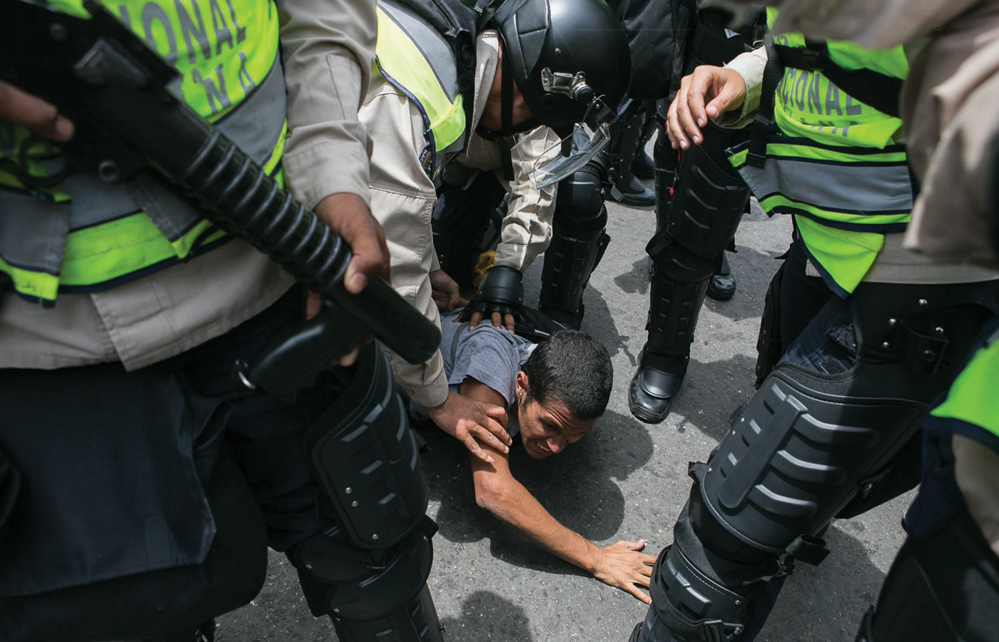 Un joven es detenido por la Policía Nacional Bolivariana de Venezuela durante una protesta opositora. Caracas, Venezuela. 2016.
